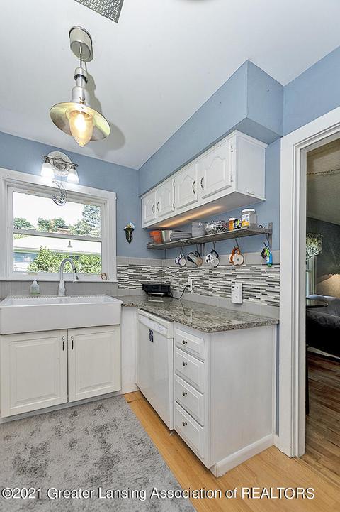2110 Devonshire Ave, Lansing, MI 48910 photo 9