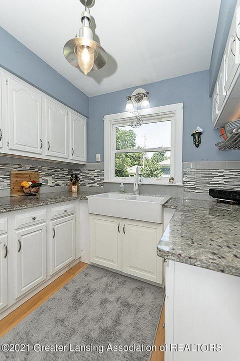 2110 Devonshire Ave, Lansing, MI 48910 photo 8