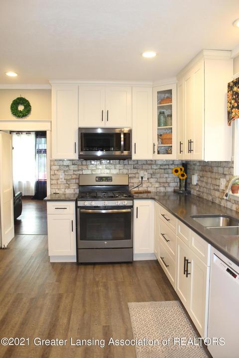 210 Smith Ave, Lansing, MI 48910 photo 13