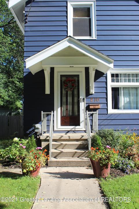 210 Smith Ave, Lansing, MI 48910 photo 2