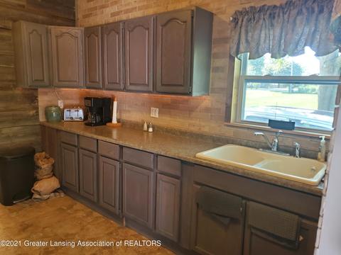 577 Cleveland Ave, Owosso, MI 48867 photo 2