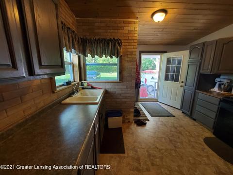 577 Cleveland Ave, Owosso, MI 48867 photo 8