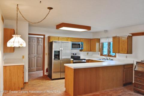 3325 Cooley Dr, Lansing, MI 48911 photo 10