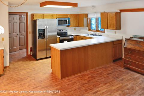 3325 Cooley Dr, Lansing, MI 48911 photo 9
