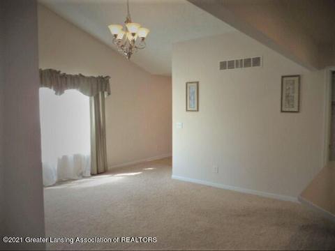 712 E Walker St, Saint Johns, MI 48879 photo 9