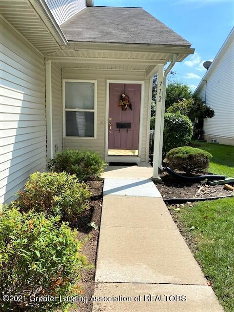 712 E Walker St, Saint Johns, MI 48879 photo 3