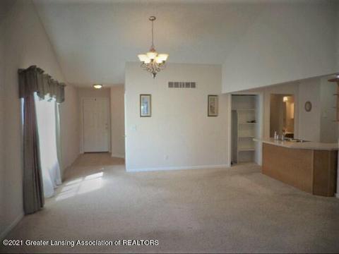 712 E Walker St, Saint Johns, MI 48879 photo 7