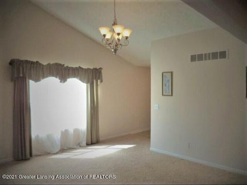 712 E Walker St, Saint Johns, MI 48879 photo 8