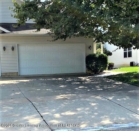 712 E Walker St, Saint Johns, MI 48879 photo 2