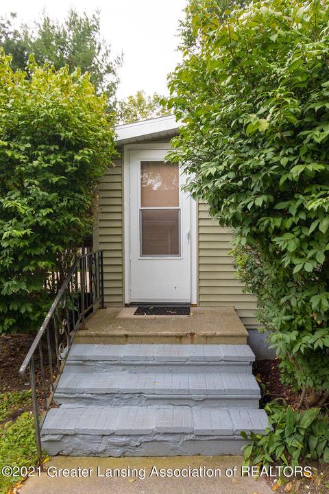 5686 School St, Haslett, MI 48840 photo 4