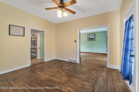 318 E Middle St, Williamston, MI 48895 photo 8