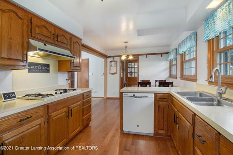 304 E Buchanan St, Saint Johns, MI 48879 photo 2