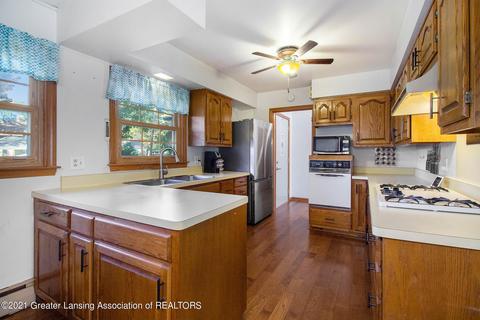 304 E Buchanan St, Saint Johns, MI 48879 photo 3
