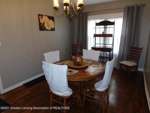 305 E Oak St, Mason, MI 48854 photo 9