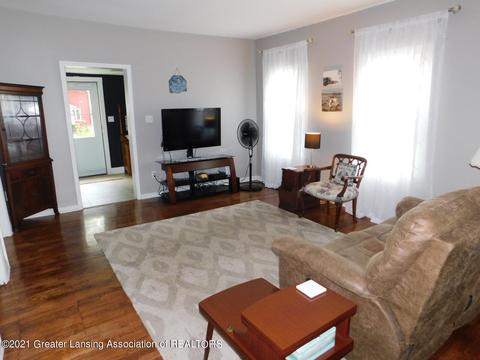 305 E Oak St, Mason, MI 48854 photo 8