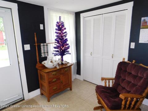 305 E Oak St, Mason, MI 48854 photo 4