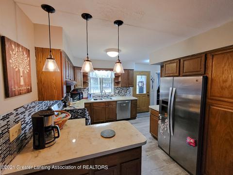 603 Devon Dr, Eaton Rapids, MI 48827 photo 2