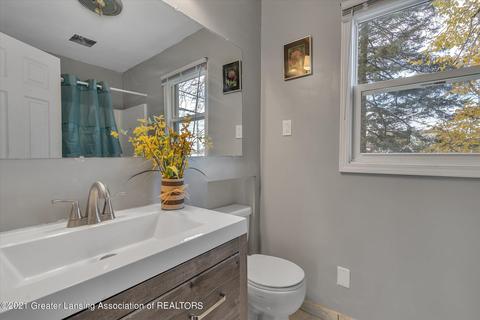 560 E Jolly Rd, Lansing, MI 48910 photo 18