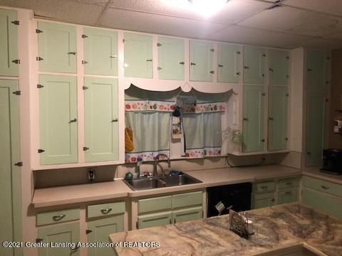 226 S Main St, Perry, MI 48872 photo 4
