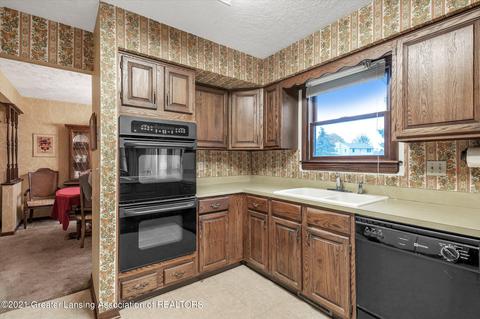 2205 Piney Point Dr, Lansing, MI 48917 photo 8