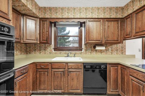 2205 Piney Point Dr, Lansing, MI 48917 photo 9