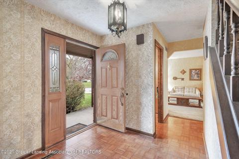 2205 Piney Point Dr, Lansing, MI 48917 photo 2