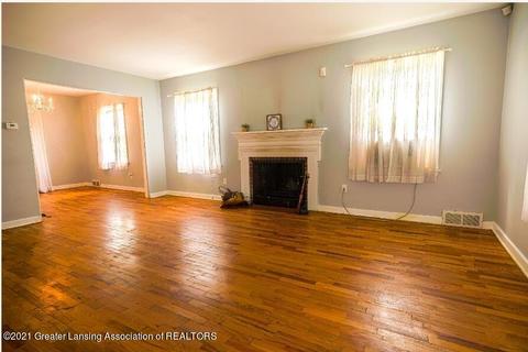 619 Everett Dr, Lansing, MI 48915 photo 2