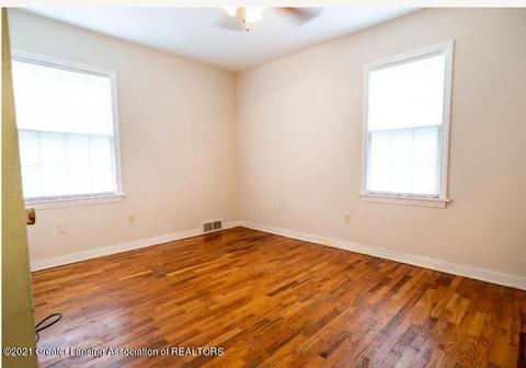 619 Everett Dr, Lansing, MI 48915 photo 8