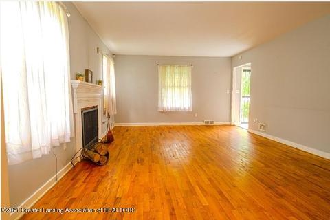 619 Everett Dr, Lansing, MI 48915 photo 3