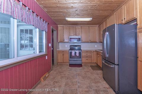 505 N Main St, Perry, MI 48872 photo 9