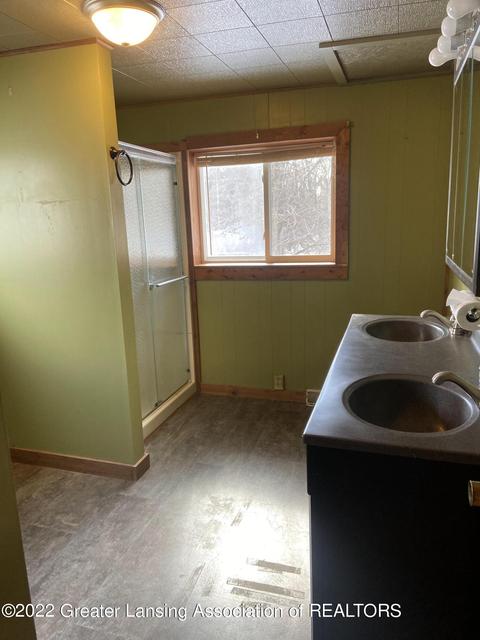 402 E Adelaide St, Maple Rapids, MI 48853 photo 18