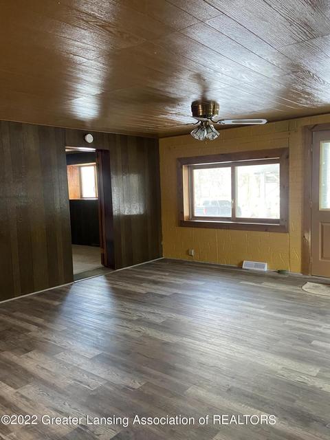 402 E Adelaide St, Maple Rapids, MI 48853 photo 16