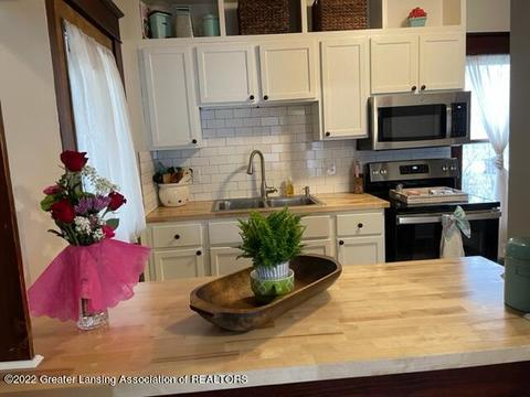 205 E Baldwin St, Saint Johns, MI 48879 photo 4
