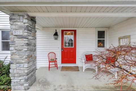 819 W Amesbury Dr, Dewitt, MI 48820 photo 2