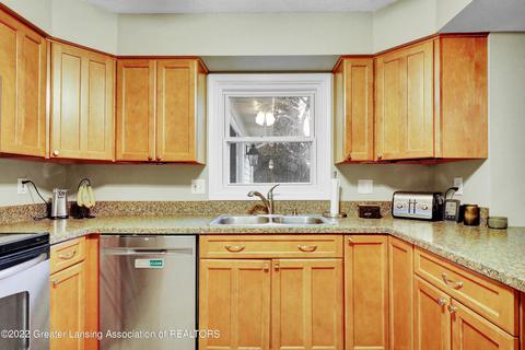 819 W Amesbury Dr, Dewitt, MI 48820 photo 11