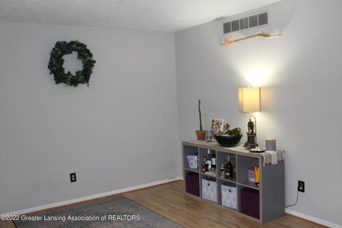 207 E Claremore Dr, Lansing, MI 48911 photo 3