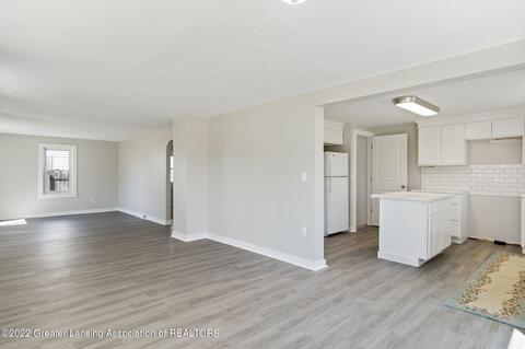 314 N Logan St, Dewitt, MI 48820 photo 7