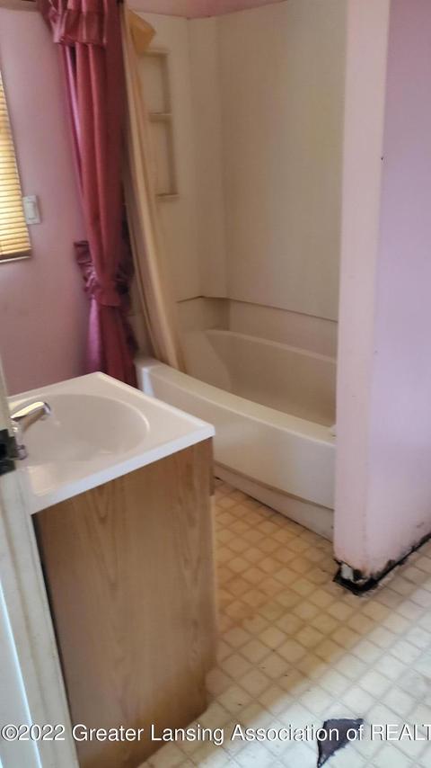 207 E Mount Hope Ave, Lansing, MI 48910 photo 4