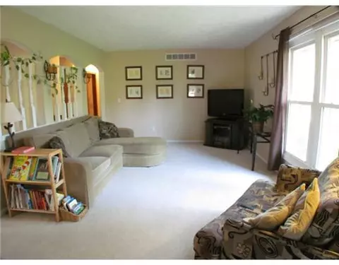 2233 Piney Pointe Dr, Lansing, MI 48917 photo 2
