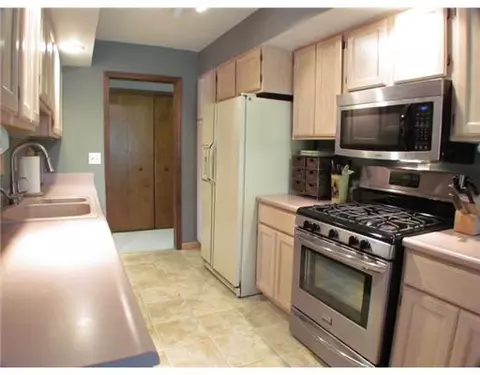 2233 Piney Pointe Dr, Lansing, MI 48917 photo 3