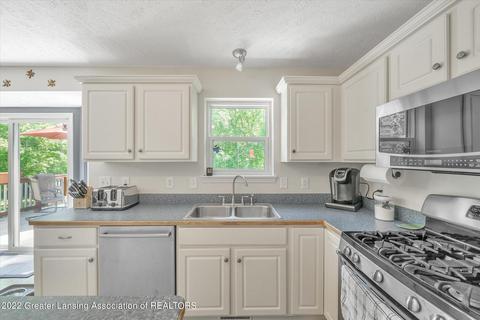 684 Hewitt St, Howell, MI 48843 photo 5