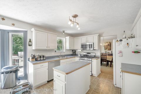 684 Hewitt St, Howell, MI 48843 photo 6