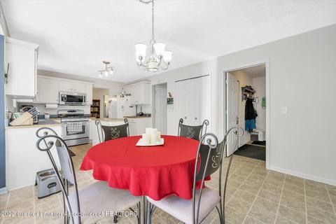 684 Hewitt St, Howell, MI 48843 photo 10