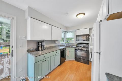2846 Memory Ln, Lansing, MI 48911 photo 13