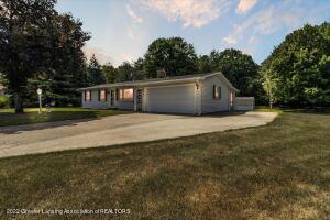 1472 Primrose Ln, Dewitt, MI 48820 photo 1