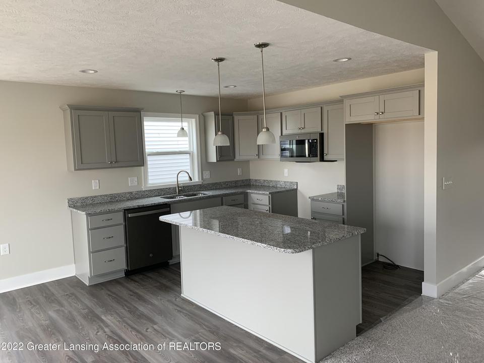  1377 Superior Dr #10, Saint Johns, MI 48879 photo 2