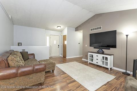 7590 Oakview Dr, Owosso, MI 48867 photo 2