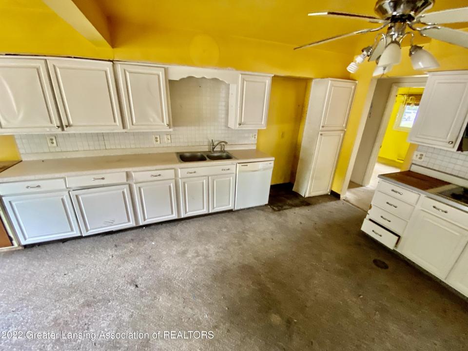  3615 Schlee St, Lansing, MI 48910 photo 6
