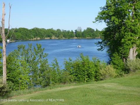 449 Lakeside Dr, Perrinton, MI 48871