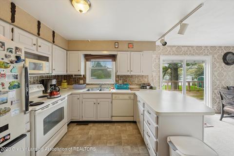 321 E Jefferson St, Dimondale, MI 48821 photo 14